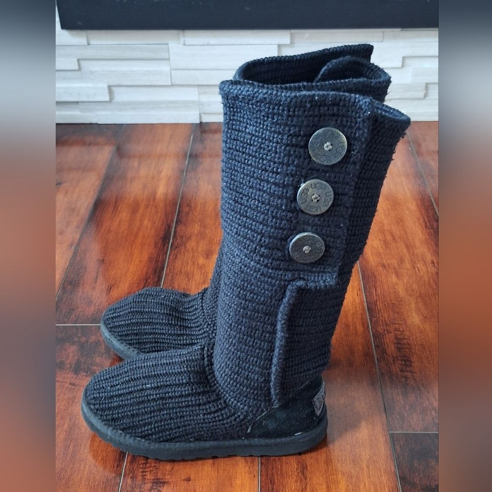 UGG #5819 Women's Black Classic Cardy Boots Size 6